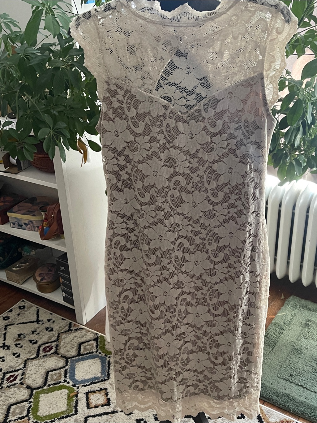 Amy Childs Collection, Cream Lace Overlay Sheath Dress. Lined. Size 16. Euc